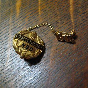 💄 Cosmetology Graduate Vintage 1972 Lapel Pin
